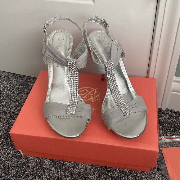David’s bridal De Blossom Silver heels size 9 - Picture 2 of 10